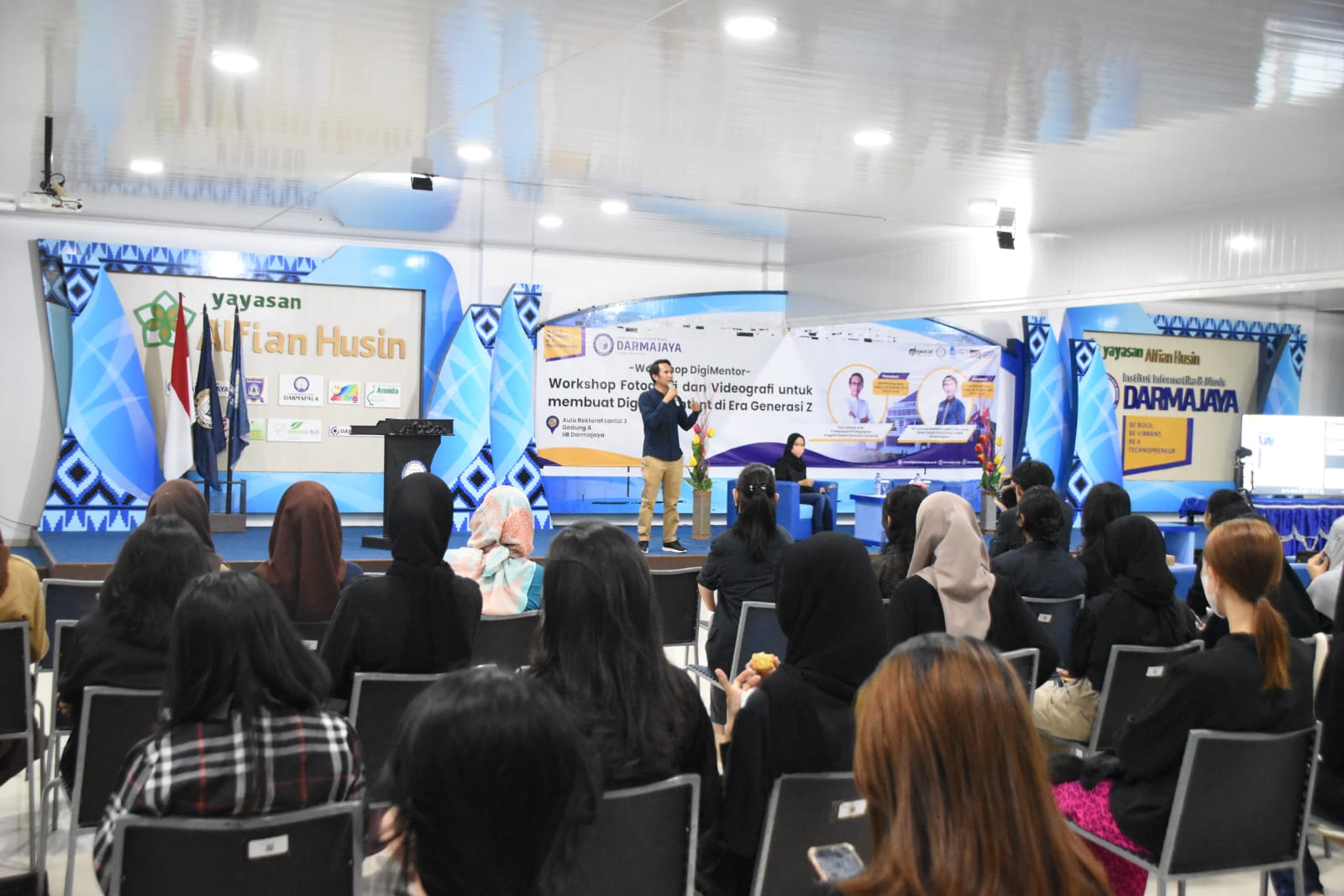 Prodi Bisnis Digital IIB Darmajaya Kolaborasi Dengan Komunitas Dalam Membuat Konten Video