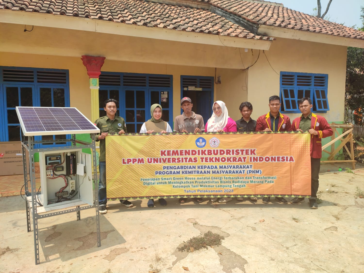 Dosen dan Mahasiswa Universitas Teknokrat Indonesia Bantu Pengusaha Budidaya Jamur Merang PKM DRTPM 2023