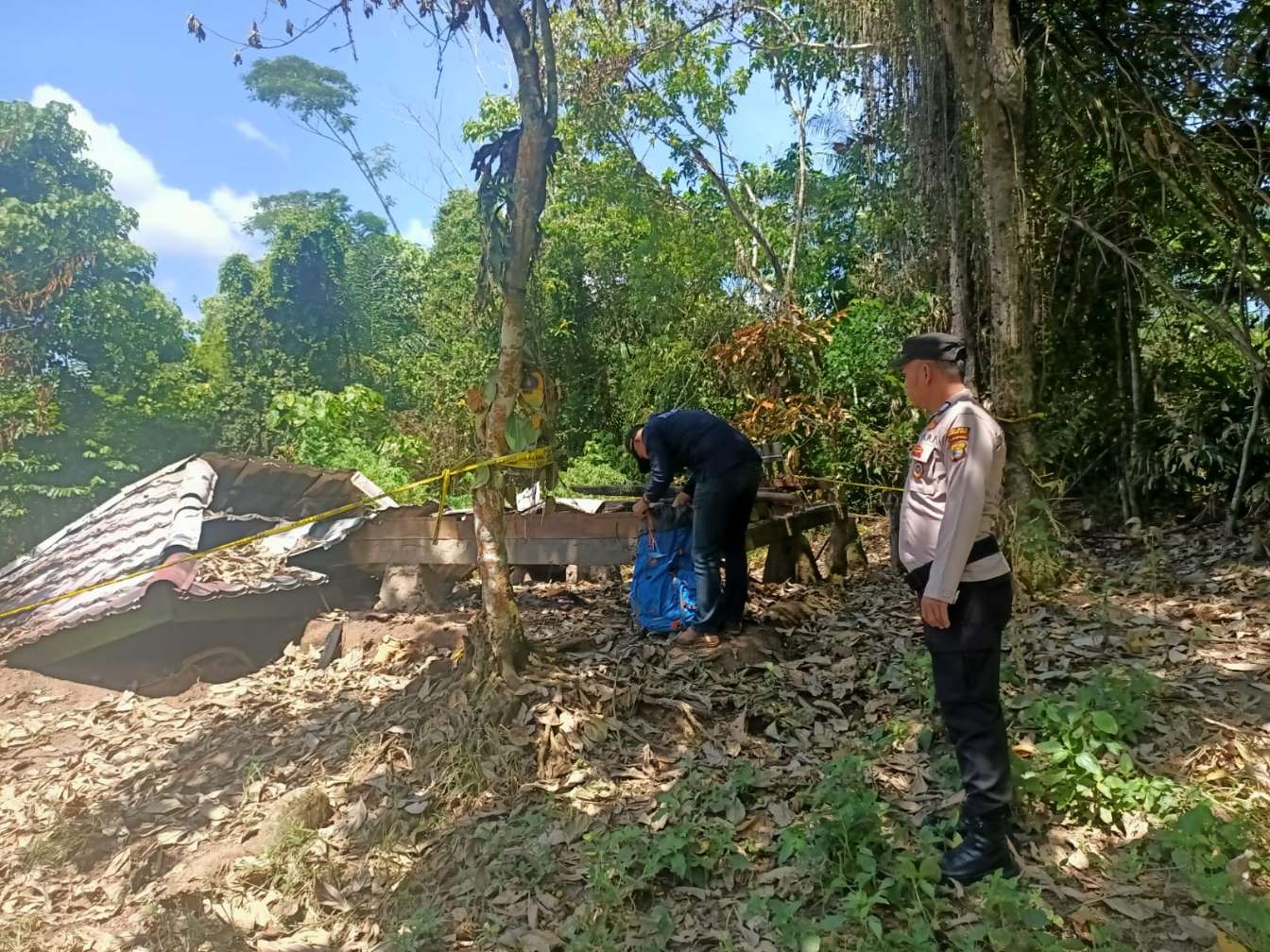 Soal Kantor TNBBS yang Dibakar, Tim Lanfor Polda Sumsel Teliti Abu dan Kayu