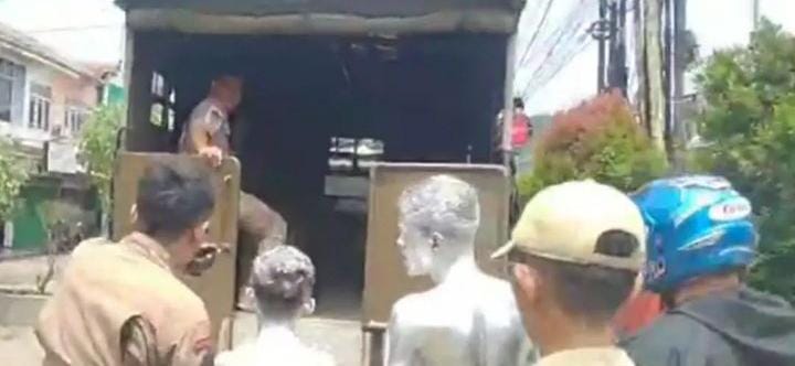 Tega Korbankan Anak Jadi Manusia Silver, Sejumlah Emak-emak Digelandang Ke Kantor Satpol PP