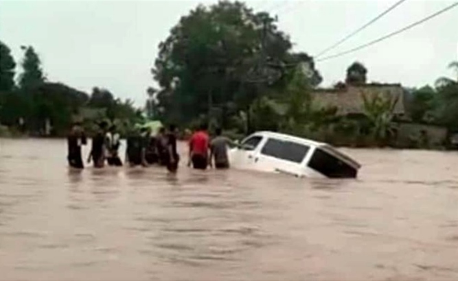Ratusan Rumah di Pesawaran Terendam, Warga Butuh Perahu!