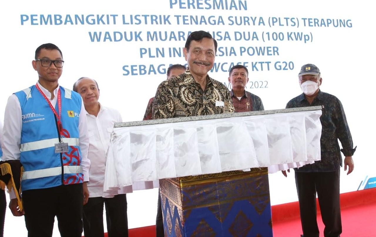 Jelang KTT G20, Menko Luhut Resmikan PLTS Terapung Milik PLN di Bali