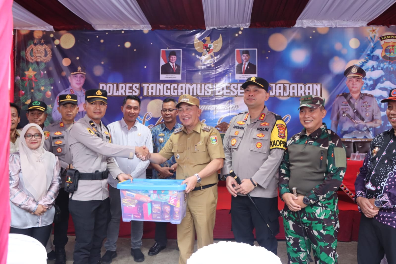Beri Bingkisan Nutrisi Kepada Personil Bertugas, Kapolres Tanggamus dan Forkopimda Cek Pos Pengamanan Operasi