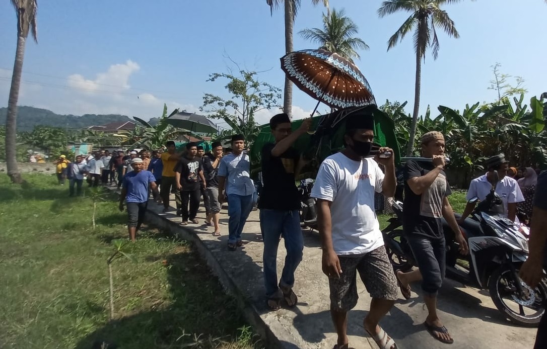 Satu Iringan Keranda, Ibu dan Anak Korban Kebakaran Bedeng Arab Dimakamkan di Umbul Asem