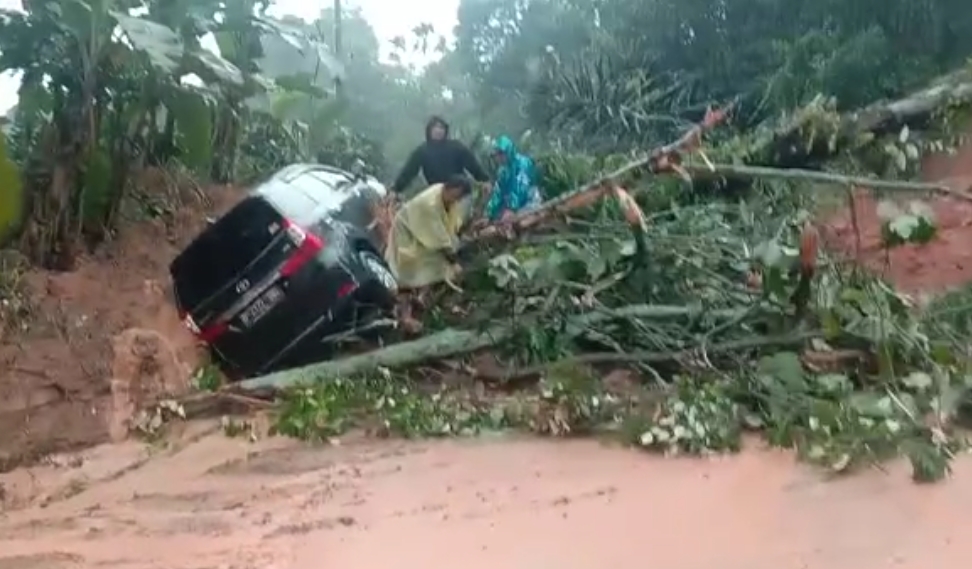 Kembali Longsor di Jalinbar, Mobil Avanza Terhimpit Material Longsor