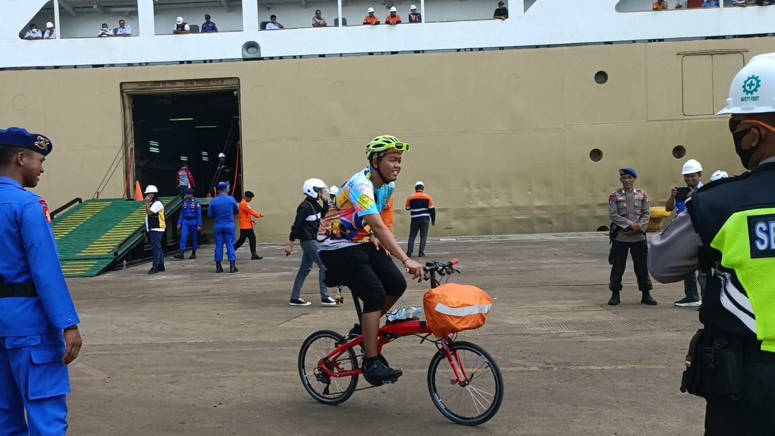 Unik, Seorang Pemudik Ini Mudik dengan Menggunakan Sepeda