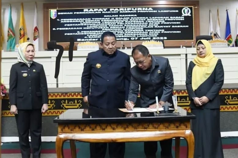 DPRD Lampung Tandatangani Perda Pertanggungjawaban APBD 2022