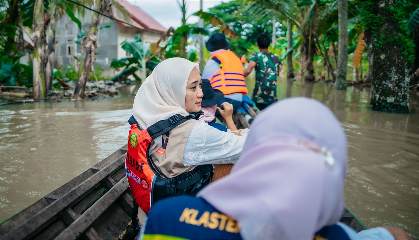 Jalan Jadi Sungai, Wagub Terpilih Jihan Nurlela Tinjau Banjir di Lampung Selatan Naik Perahu