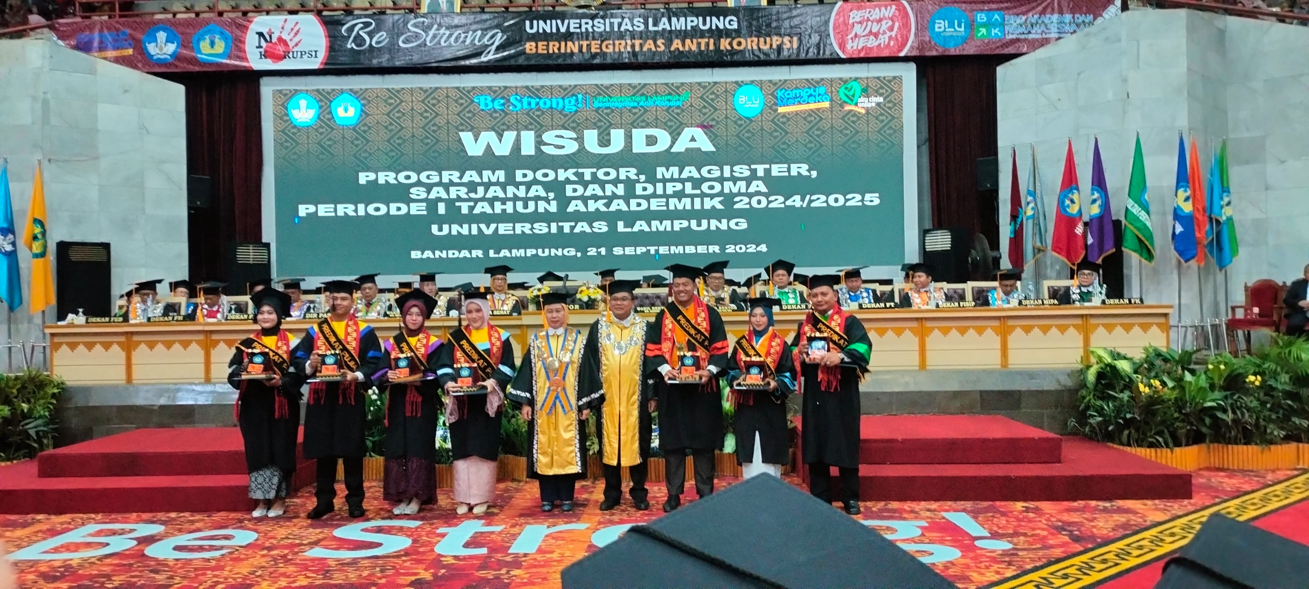 878 Mahasiswa Ikuti Prosesi Wisuda Periode I 2024/2025, Rektor Unila: Segera Isi Data Tracer Study