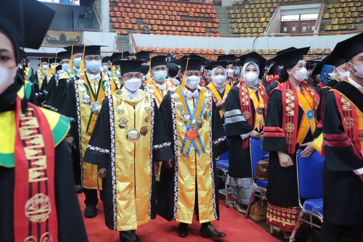 Plt Rektor Unila Mohammad Sofwan Effendi Mewisuda 1.098 Lulusan