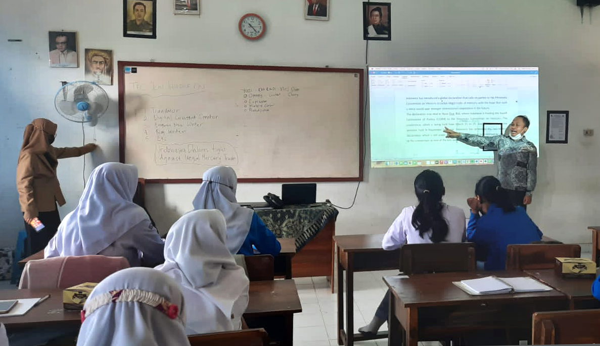 Prodi Sastra Inggris Universitas Teknokrat Indonesia Beri Pelatihan Google Site SMAN 1 Kota Gajah