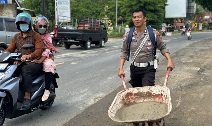 Cegah Lakalantas, Satlantas Polres Pringsewu Tambal Jalan Rusak di Jalinbar