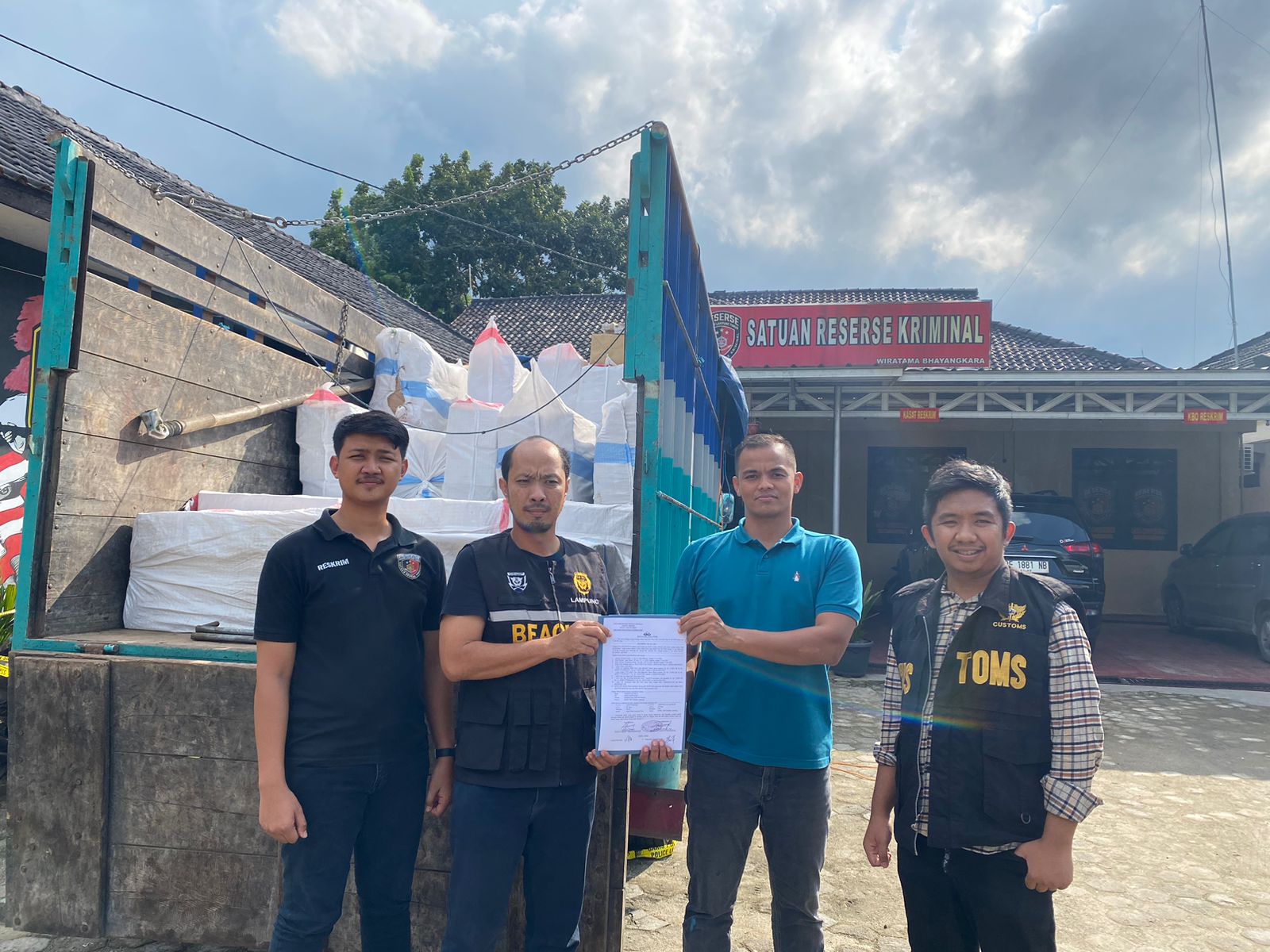 Polres Lampung Timur Amankan Pengedar Rokok Ilegal, Barang Buktinya 56.800 Bungkus