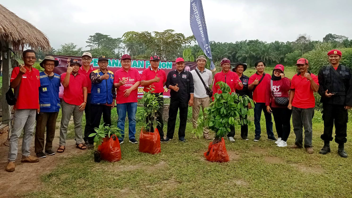 Peduli Lingkungan, DPC PDIP Pringsewu Tanam Pohon Buah di Bendungan Way Sekampung