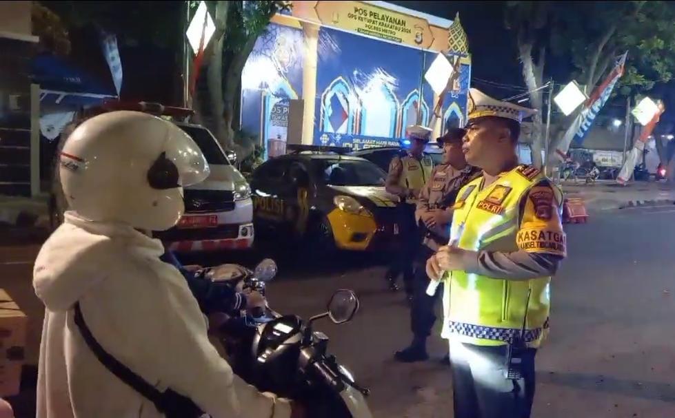 Polres Metro Kawal Pemudik Roda Dua