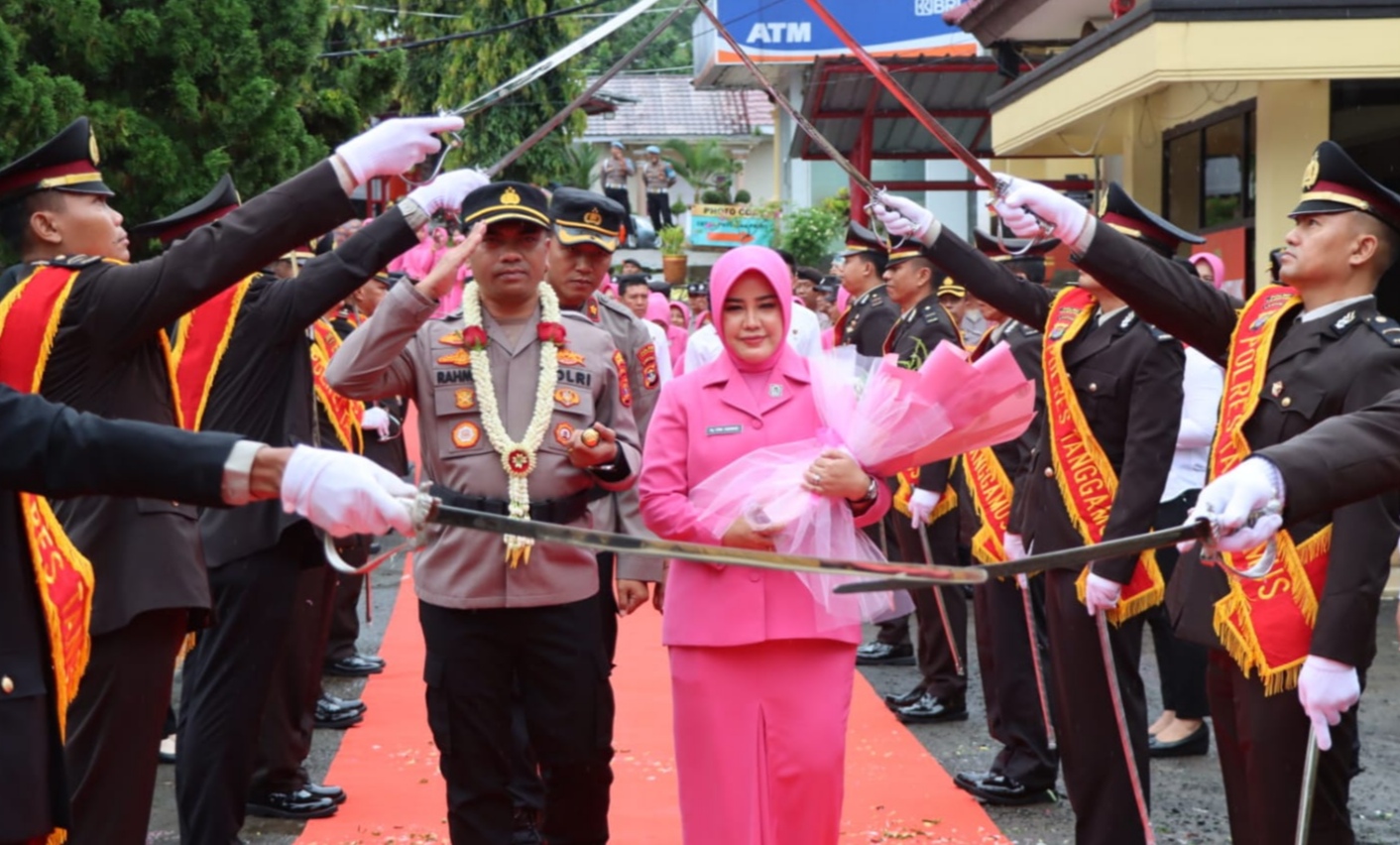 Tarian Adat Lampung dan Pedang Pora Sambut Kedatangan Kapolres Tanggamus AKBP Rahmad Sujatmiko