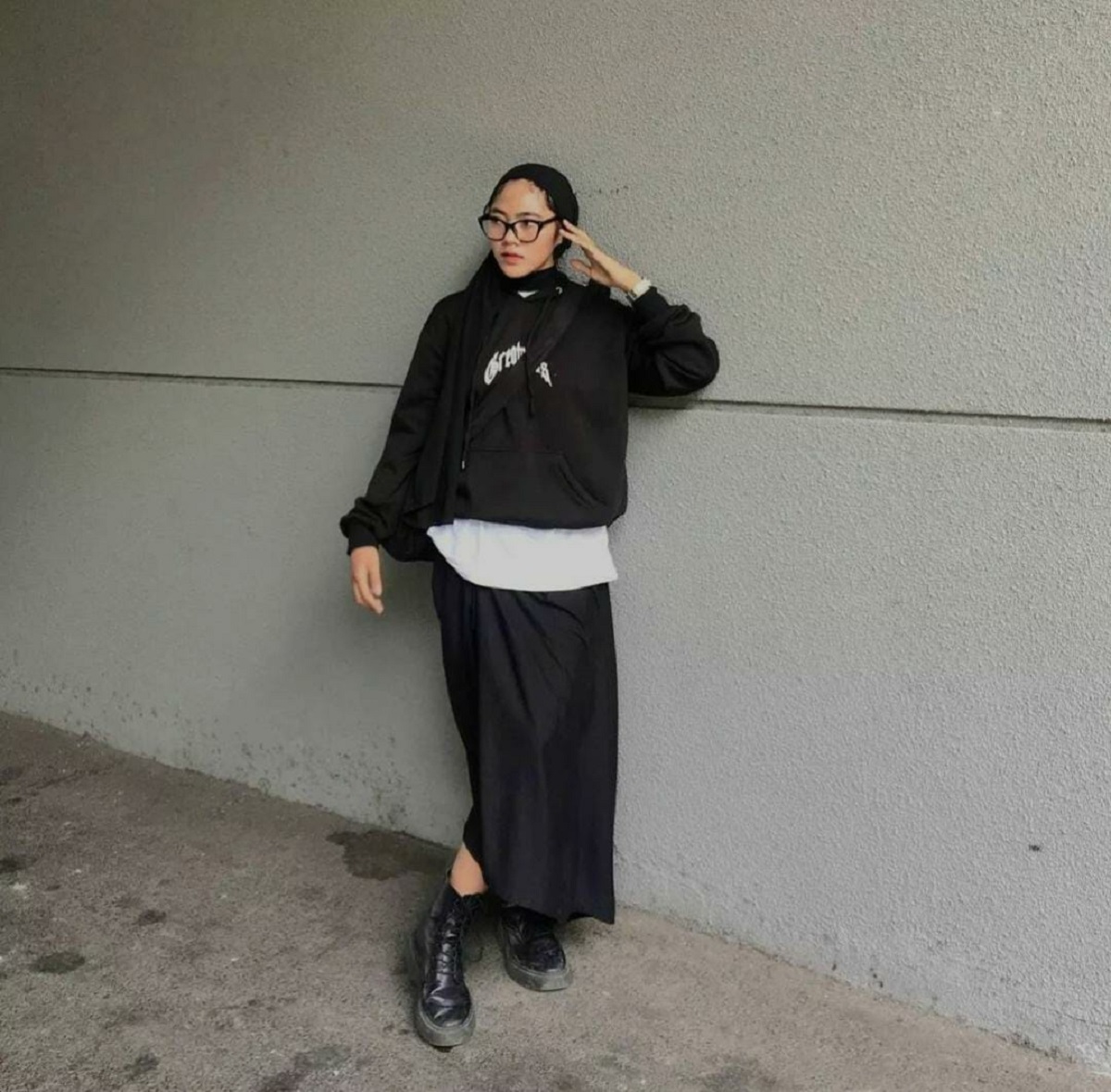 Rekomendasi Outfit Skena Untuk Perempuan Dijamin Makin Kece