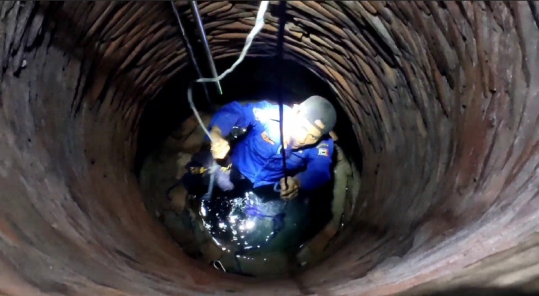 Masuk ke Sumur Sedalam 10 Meter, Petugas Damkar Tulang Bawang Berhasil Evakuasi Anak Kucing