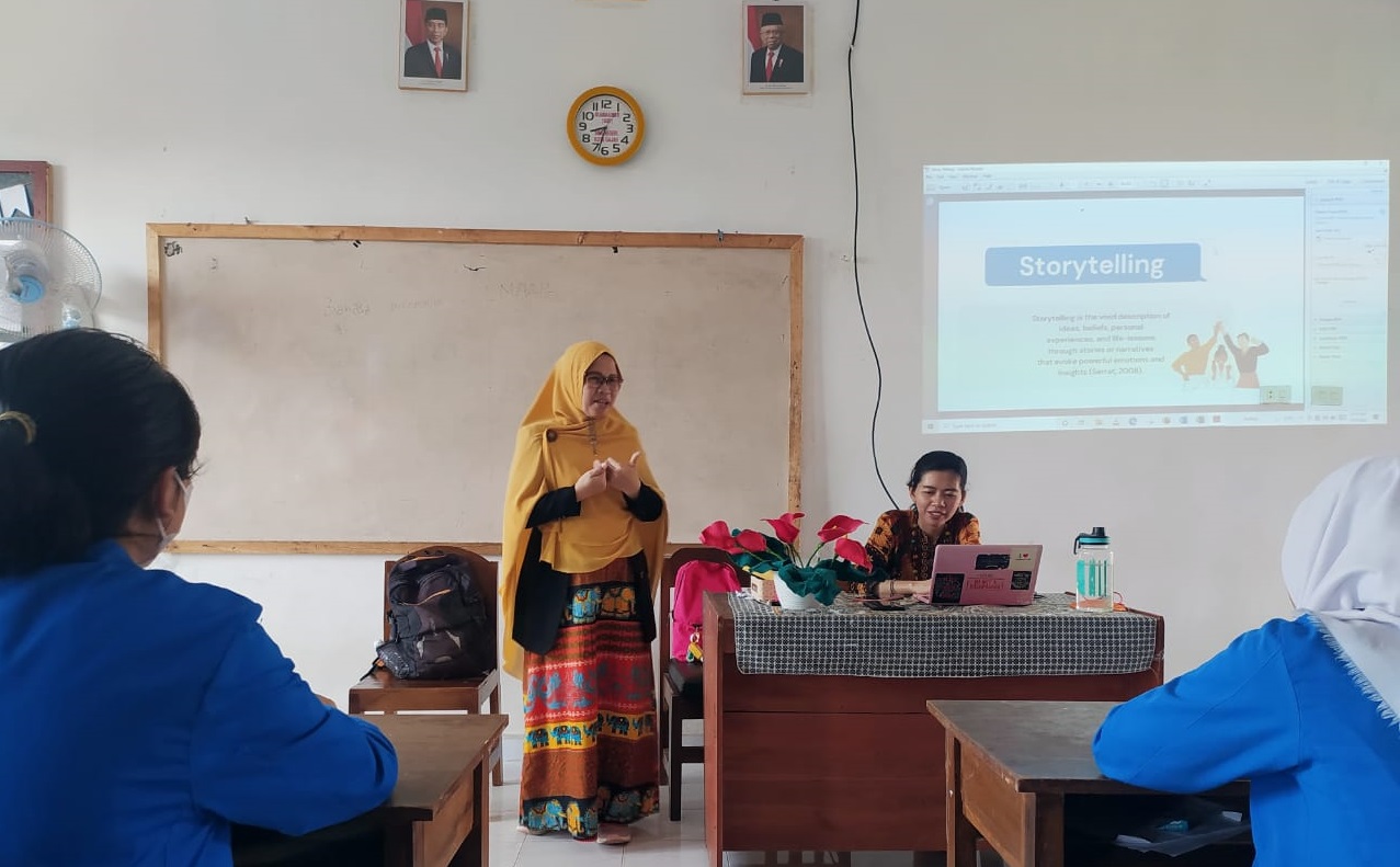 Program Studi Sastra Inggris UTI Beri Pelatihan English Public Speaking di SMAN 1 Kotagajah