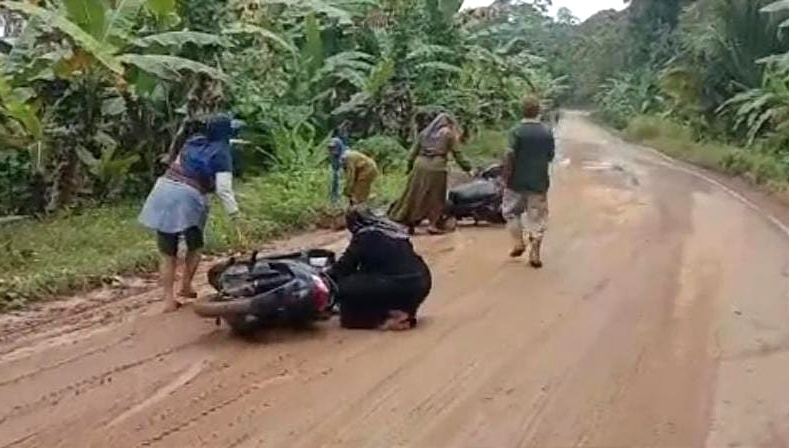 Hati-hati! Lewat Jalur Ini, Kendaraan Bisa Tergelincir