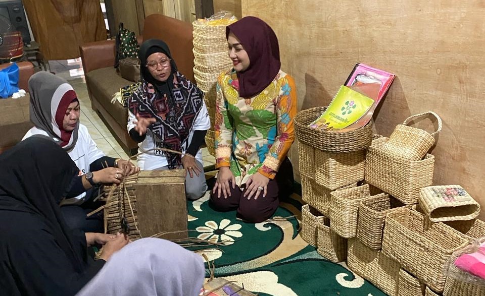 Klaster Usaha Binaan BRI Sukses Manfaatkan Hama Eceng Gondok Jadi Anyaman Bernilai Tinggi