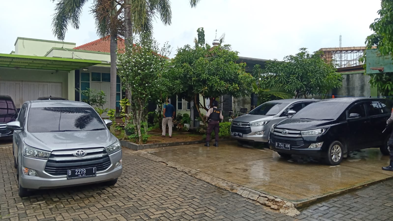 KPK Geledah Kediaman Adik Tersangka Suap Andi Desfiandi