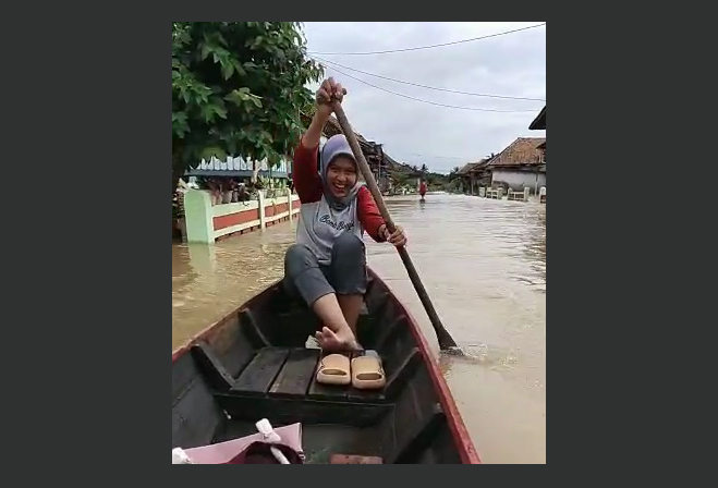 Banjir di Way Kanan, Warga Terpaksa Beraktivitas Dengan Perahu