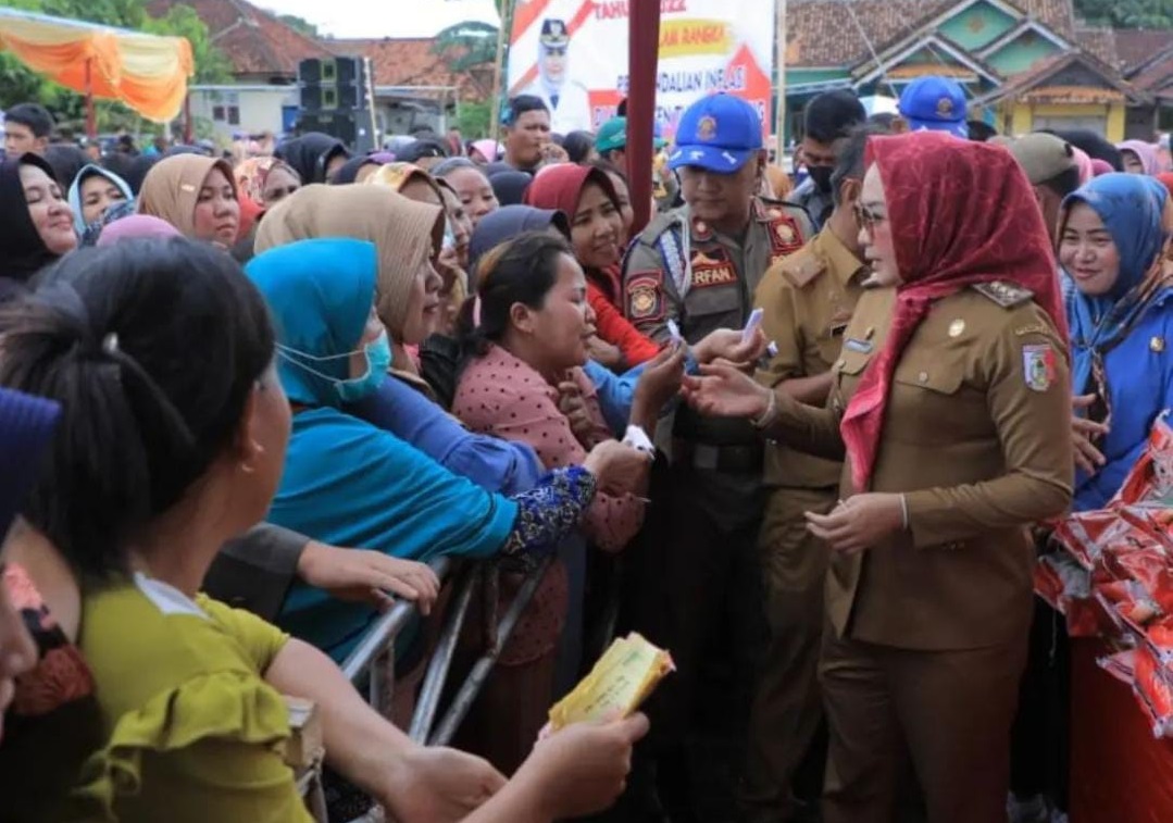 Usaha Kendalikan Inflasi, Winarti Gelar Pasar Murah di 7 Kecamatan