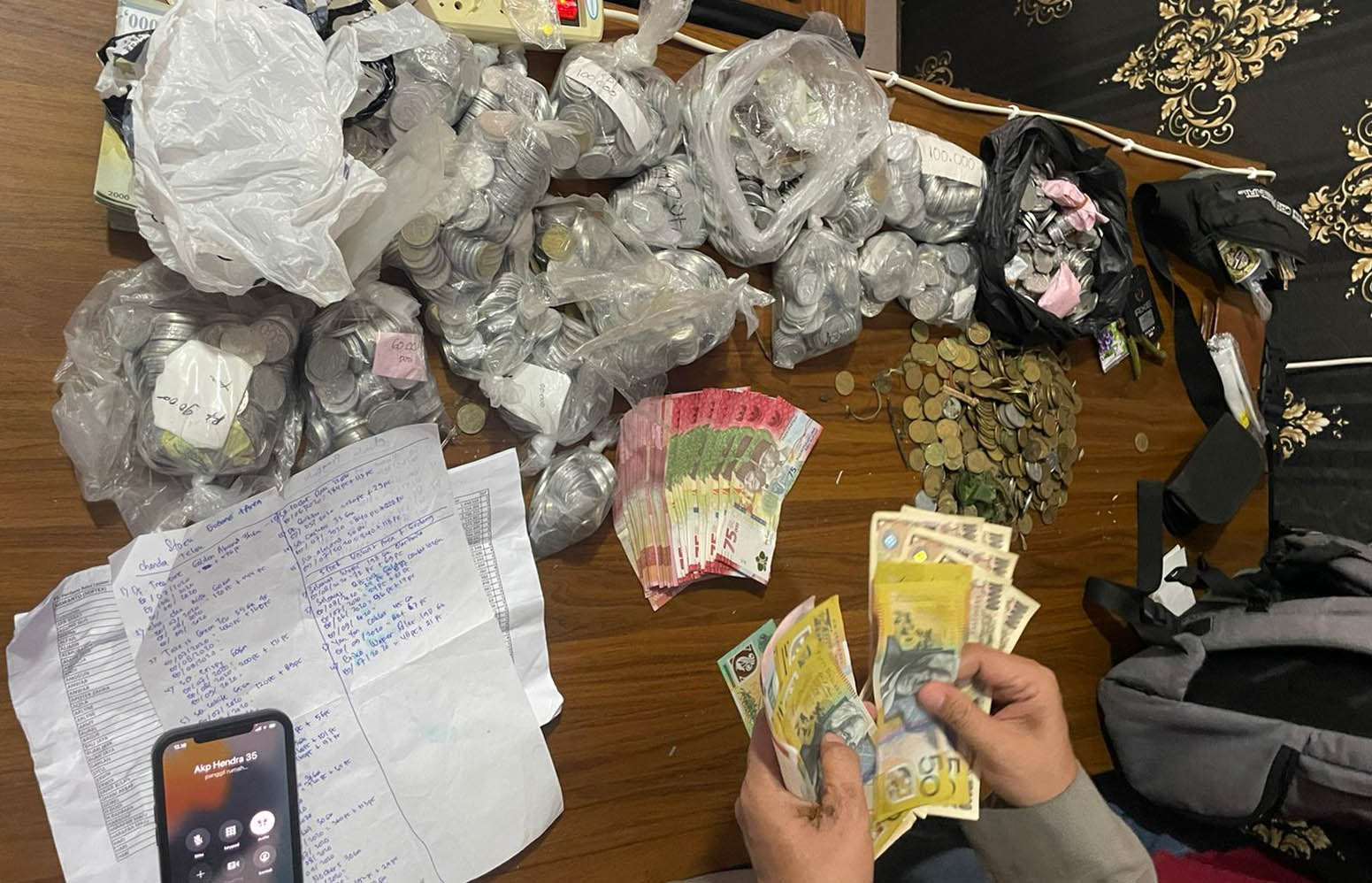 Hasil ‘Kerja’ Lima Warga Tangerang, Dapat 21 Kantong Uang Logam dan Puluhan Lembar Mata Uang Asing
