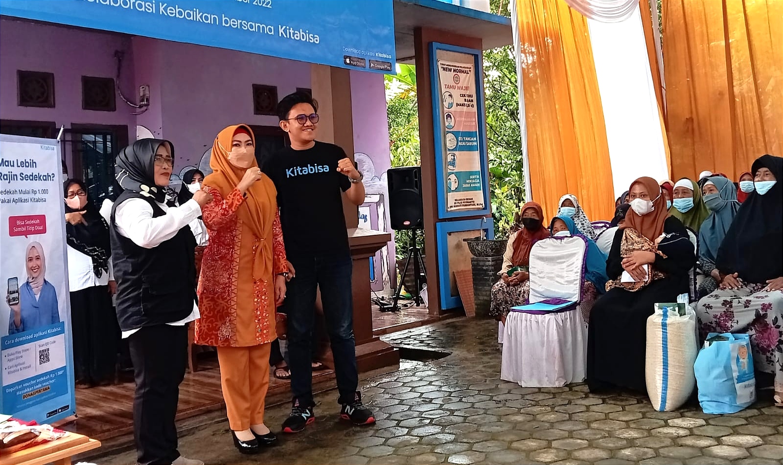 Pemkab Tanggamus Bersama LKS Alamanda dan Kitabisa.com Bagi Sembako untuk Lansia Dhuafa