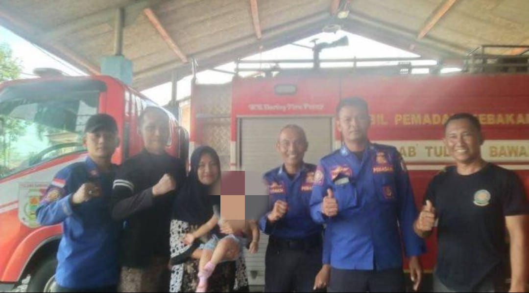 Jari Bengkak Karena Cincin, Bayi Berusia 11 Bulan Dibawa ke Kantor Damkar Tulang Bawang