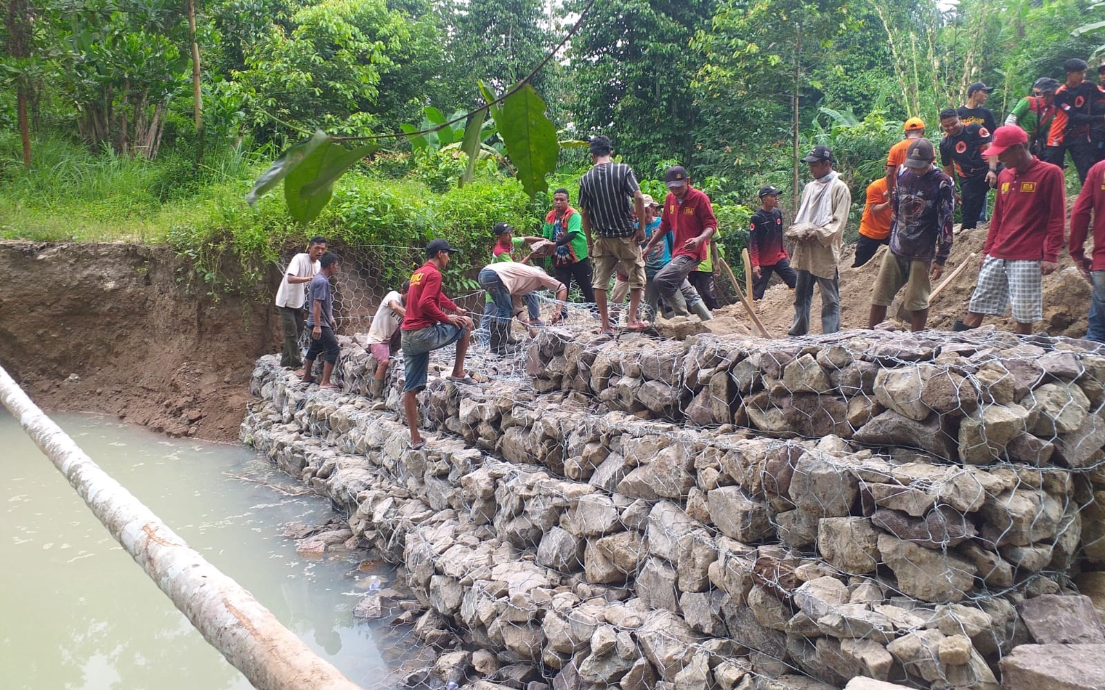 Cegah Banjir di TbB, Alat Berat dan Sejumlah Personel Satgas Bencana Berjibaku Lakukan Perbaikan