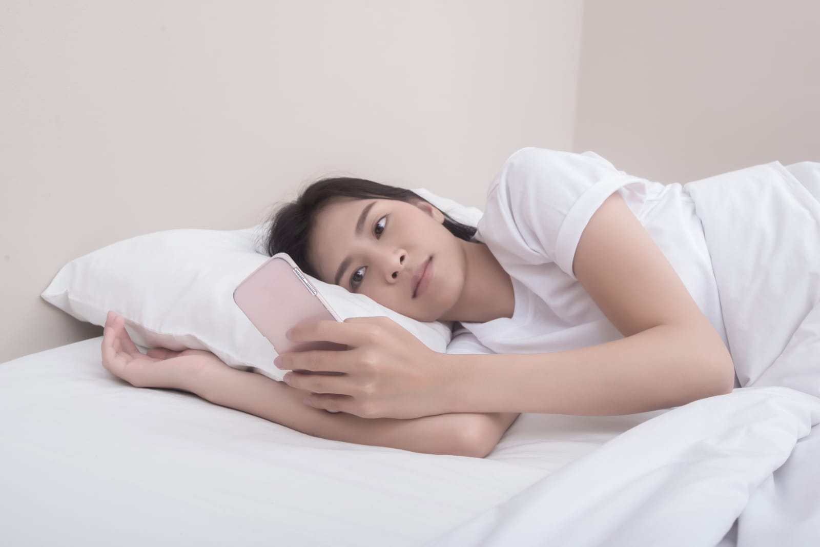 Simak! Bahaya Main Hp Sebelum Tidur