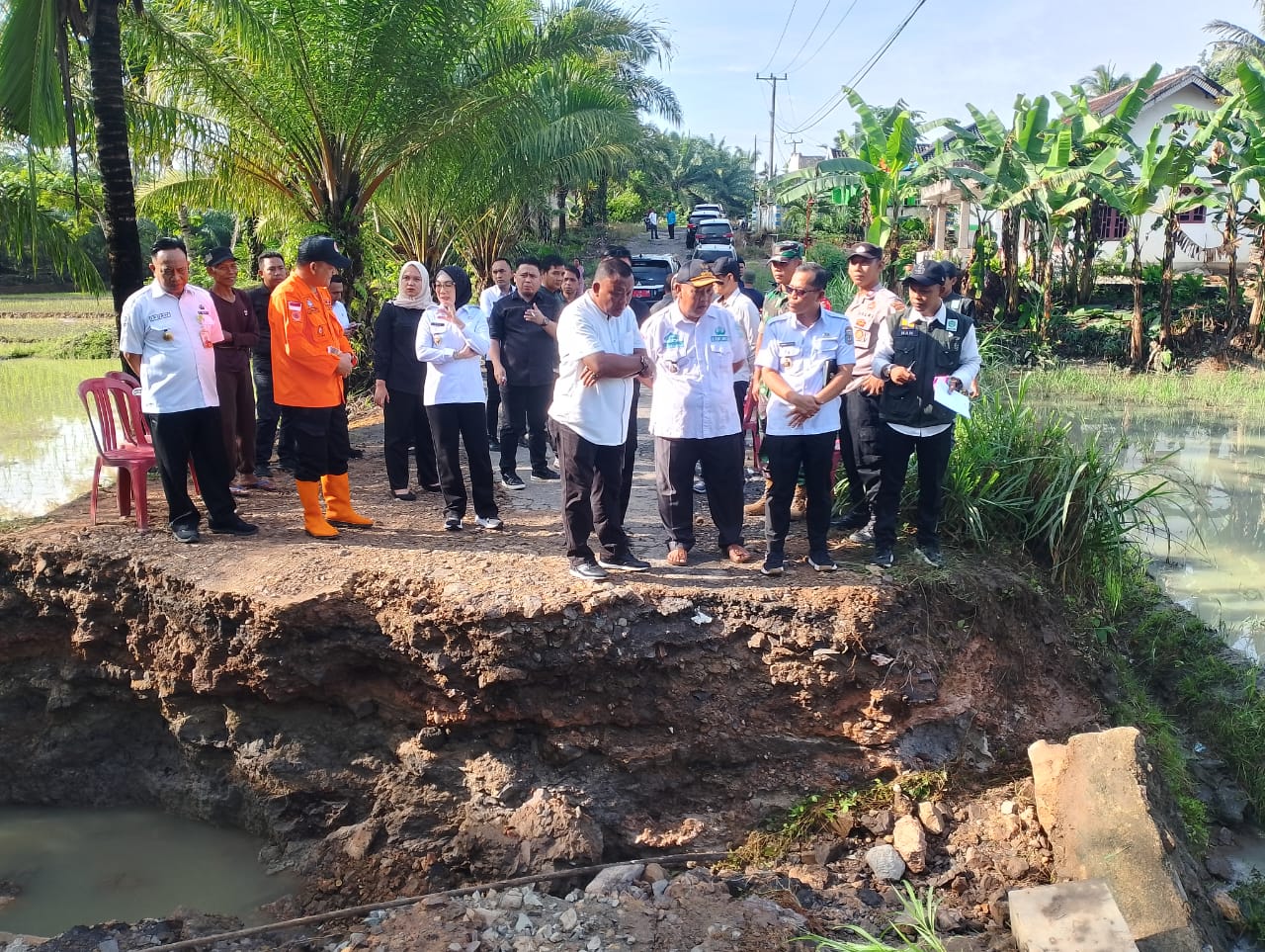Plt. Bupati Way Kanan Tinjau Gorong-gorong Amblas di Kampung Tanjung Dalom