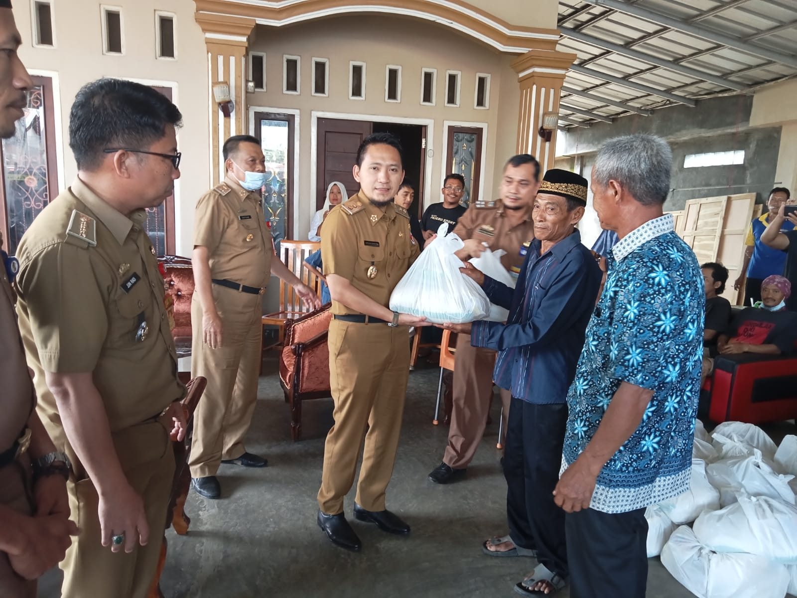 Pemkab Lampura Kembali Bagikan Sembako Guna Jaga Daya Beli Masyarakat