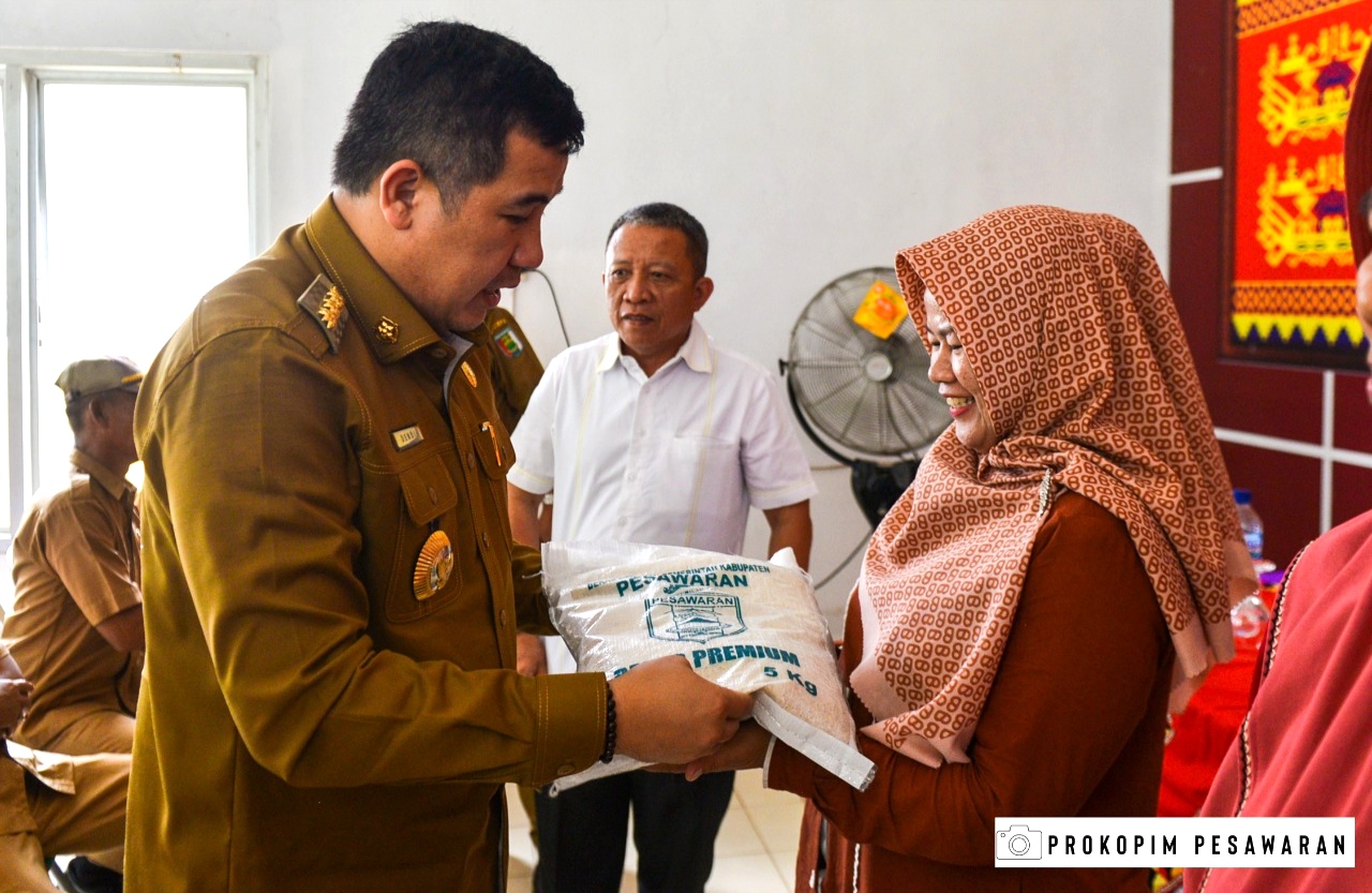 Bupati Pesawaran Serahkan Bantuan Sosial Beras Premium