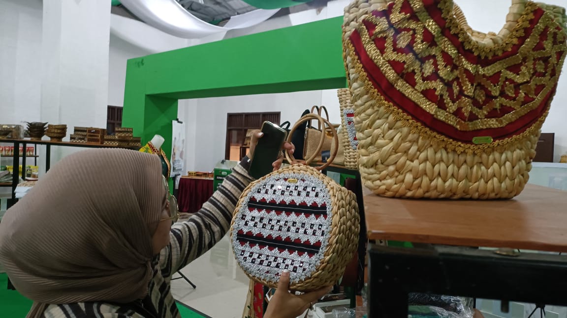 Kaum Hawa Yang Fashionable Merapat, Ada Tas Cantik Kerajinan Tangan Berbahan Pelepah Pisang di Anjungan Lamtim