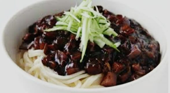 Mengenal Jjajangmyeon, Mie Udon Hitam Khas Korea Selatan yang sering Tampil di Drama Korea