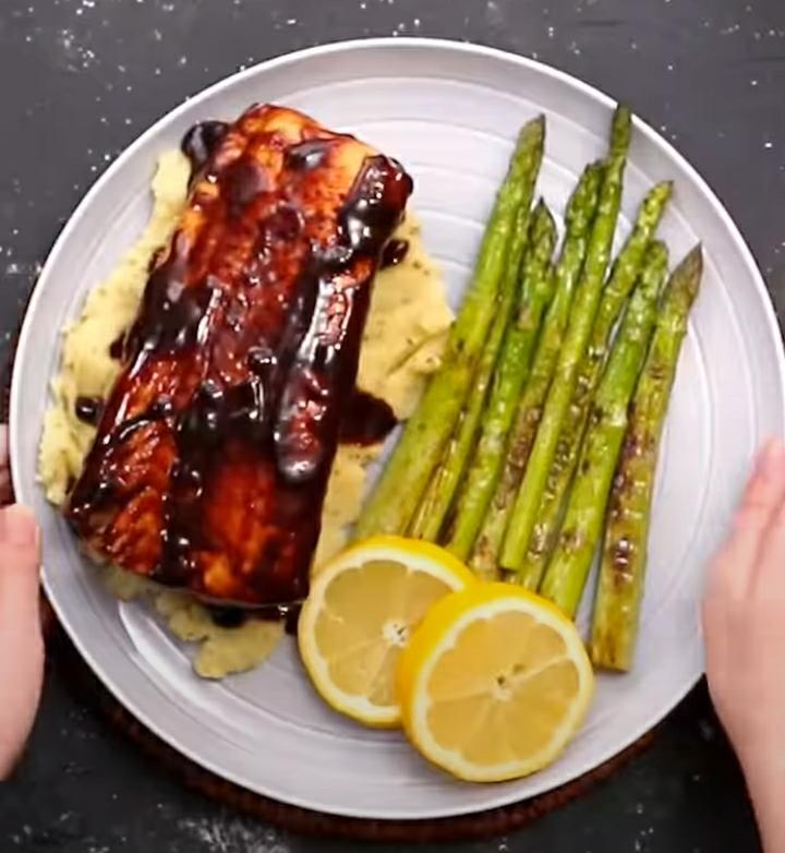 Bingung Mau Makan Siang Pakai Apa? Simak Resep Pan Searen Salmon Ala Rumahan