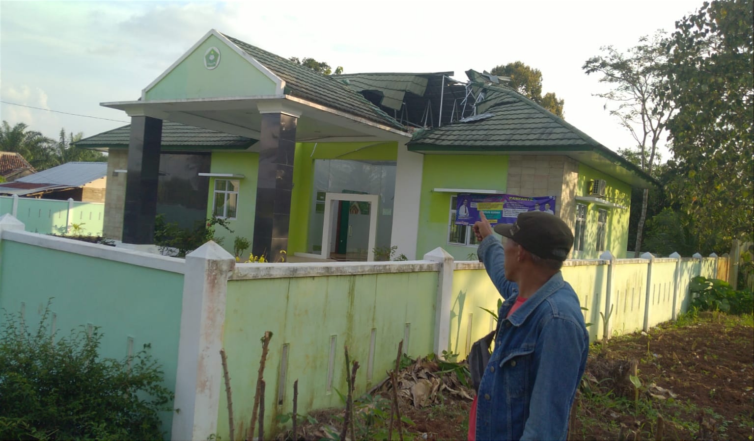 Atap Kantor KUA Pagelaran Utara Ambrol, Begini Kondisinya