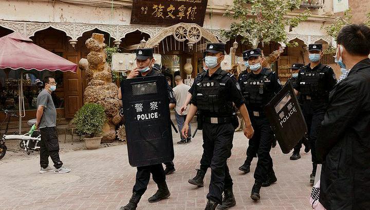 Larang Install Aplikasi Media Sosial, Polisi di China Geledah Ponsel Warganya