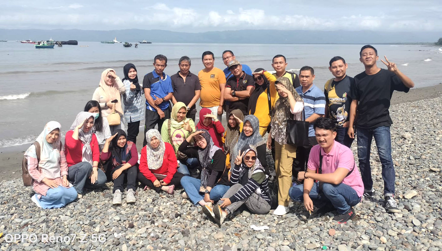 Diskominfo Tanggamus Gelar Silaturahmi, Jalin Kekompakan dan Kebersamaan di Pantai Muara Indah