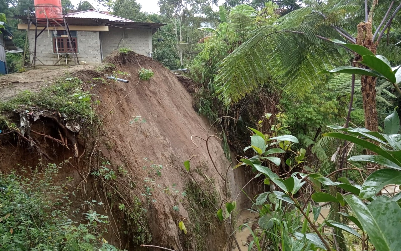 Longsor, Dapur Rumah Kepala Lingkungan di Balik Bukit Tinggal Segini