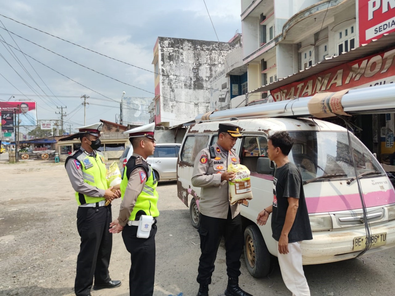 Sopir dan Tukang Ojek Diberi Beras Gratis Oleh Polisi