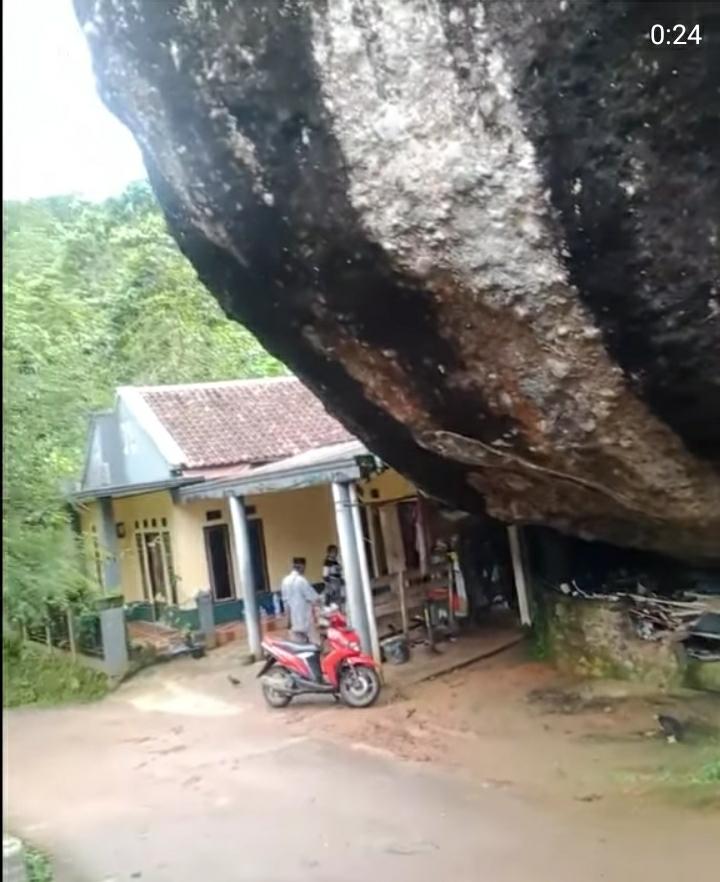 Rumah Ini Mendadak Viral Karena Berada di Samping Batu Ukuran Raksasa