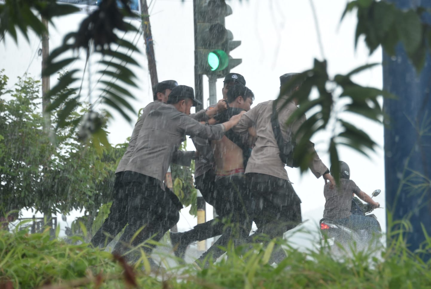 48 Pendemo Diamankan Dalam Kericuhan Demo Tolak UU Cipta Kerja di Depan Kantor 'Wakil Rakyat'