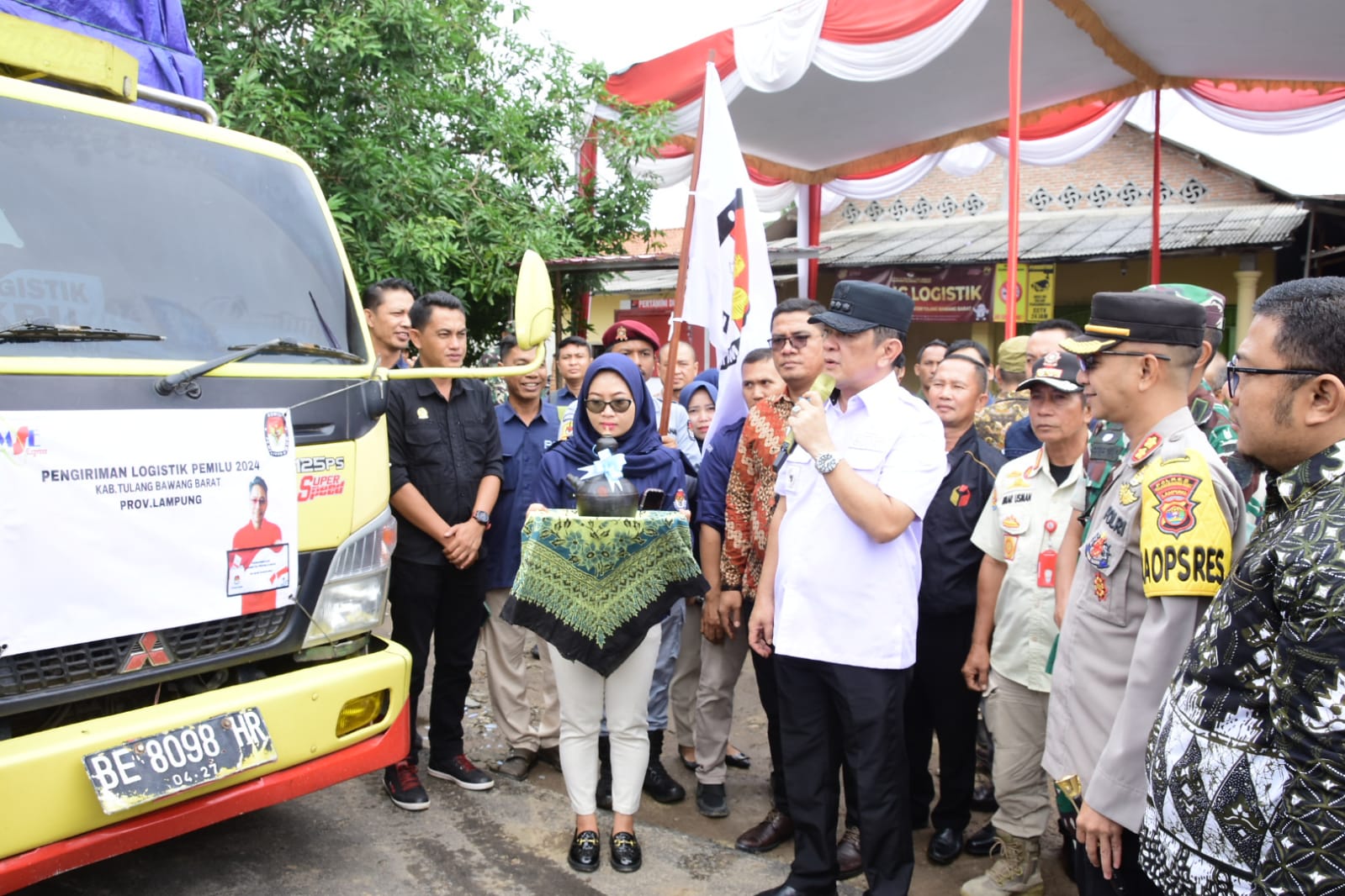 Pj Bupati Tubaba Lampung M. Firsada Melepas Pendistribusian Logistik Pemilihan Umum Tahun 2024