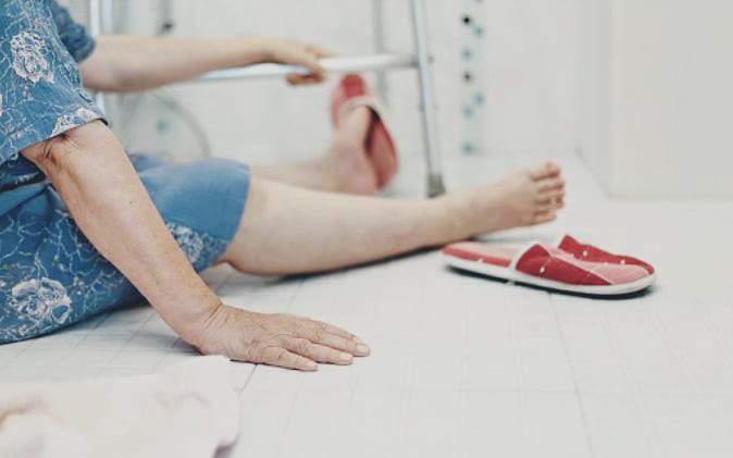 Bisa Berakibat Fatal, Ternyata Ini Alasan Jatuh di Kamar Mandi Tidak Boleh Langsung Diangkat