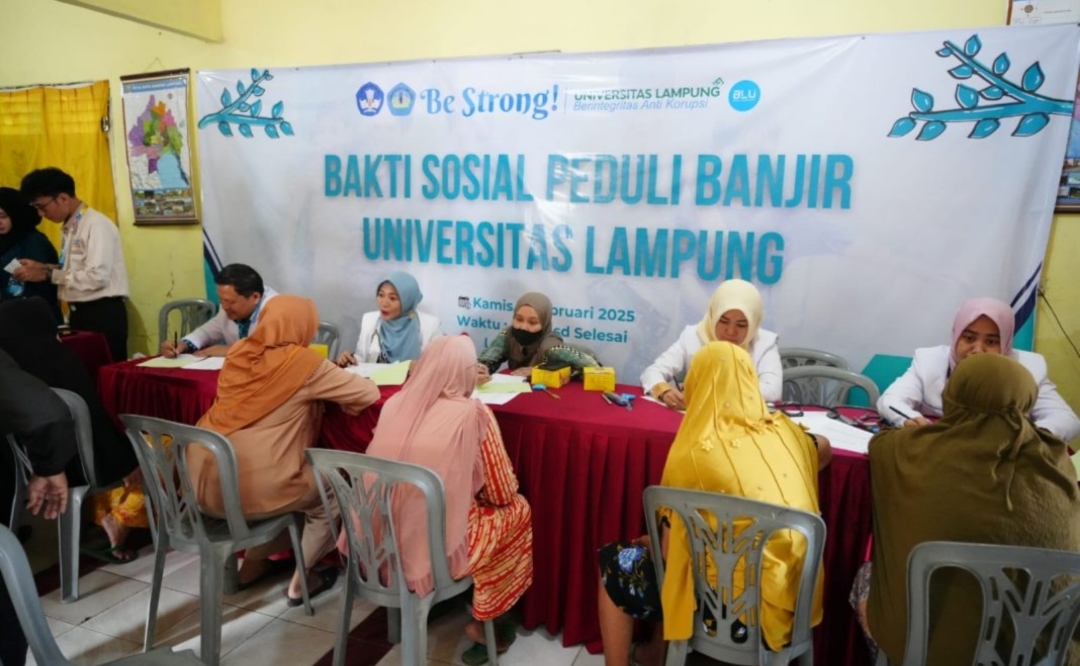 Bentuk Kepedulian Korban Banjir di Bandar Lampung, Unila Lakukan Beri Sembako dan Kesehatan Gratis