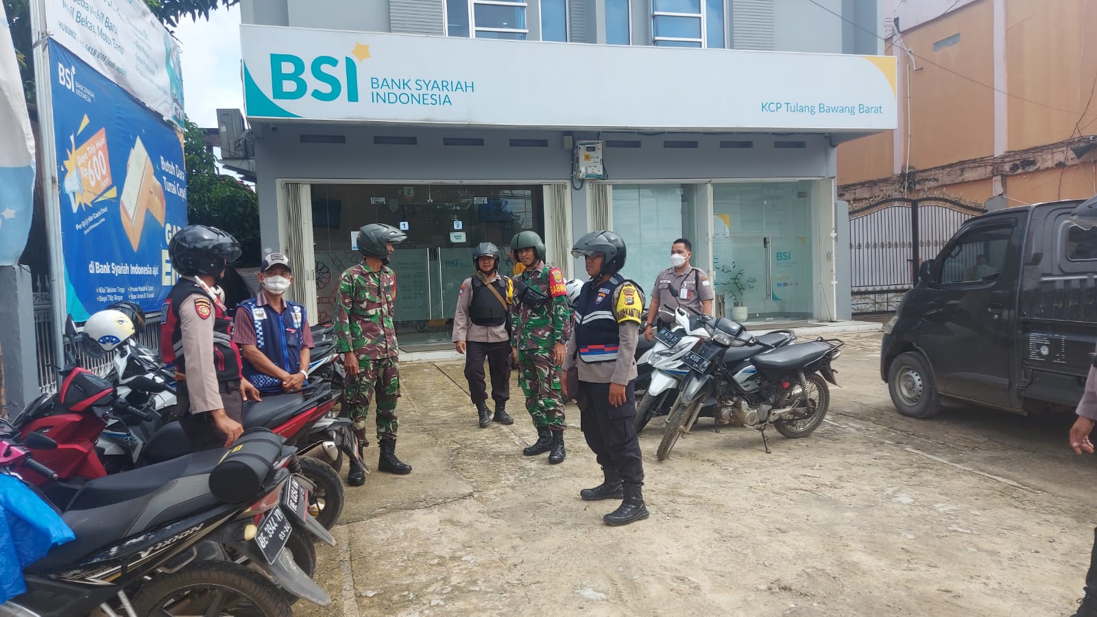 Antisipasi Gangguan Kamtibmas, TNI-Polri di Tumijajar Lakukan Patroli Gabungan